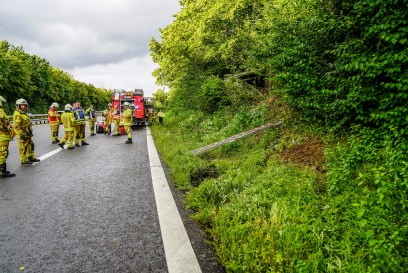 Aichtal/B27: Pkw landet in Boeschung