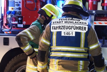 Muehlacker: Pkw kommt im Kreisverkehr von der Fahrbahn ab ueberschlaegt sich - Fahrer fluechtig