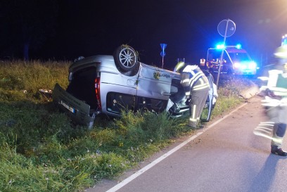 Muehlacker: Pkw kommt im Kreisverkehr von der Fahrbahn ab ueberschlaegt sich - Fahrer fluechtig