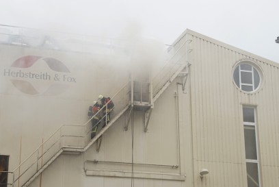 Neuenbuerg: O-Ton - In einer Fabrik kam es zu einem Schwelbrand im Silo - Feuewehr Grosseinsatz