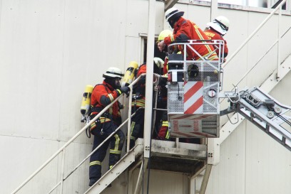 Neuenbuerg: O-Ton - In einer Fabrik kam es zu einem Schwelbrand im Silo - Feuewehr Grosseinsatz