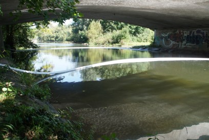 Pforzheim: ein Oelfilm ist in der Nagold - Feuerwehr Einsatz