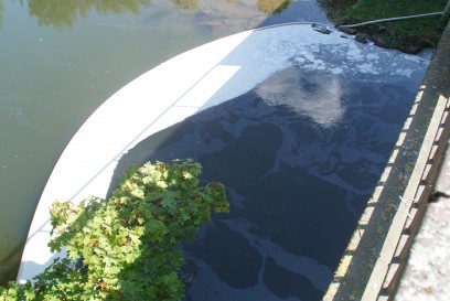 Pforzheim: ein Oelfilm ist in der Nagold - Feuerwehr Einsatz