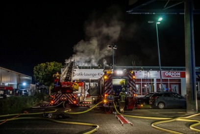 Boeblingen: Sexshop geraet in Brand - Langer Einsatz fuer die Feuerwehr