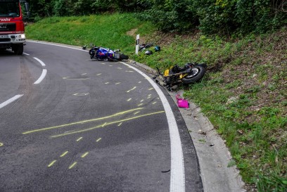Neuffen: Drei Motorraeder kollidieren in der Steige – mehrere Verletzte