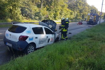 Pforzheim: Pkw brennt nach technischem Defekt komplett aus - Briefe sind verschon geblieben