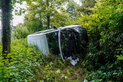 Esslingen: Transporter kommt von der Fahrbahn ab und landet kurz vor Abgrund - Insassen fluechten