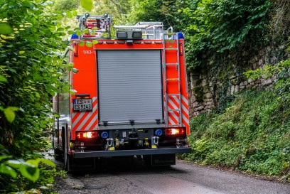 Esslingen: Transporter kommt von der Fahrbahn ab und landet kurz vor Abgrund - Insassen fluechten