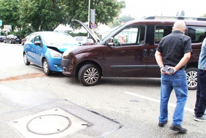 Pforzheim: Vorfahrtsverletzung fuehrt zu einem Verkehrsunfall mit zwei Pkws - eine Person Verletzt