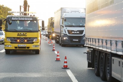 Pforzheim: Pkw kommt auf der Autobahn von der Fahrbahn ab und ueberschlaegt sich - eine Person Lebensgefahr eine Leicht Verletzt