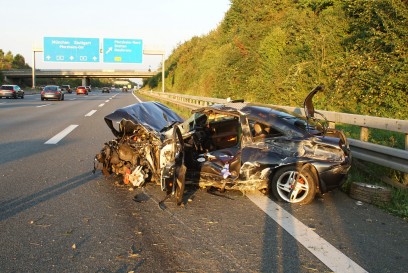 Pforzheim: Pkw kommt auf der Autobahn von der Fahrbahn ab und ueberschlaegt sich - eine Person Lebensgefahr eine Leicht Verletzt