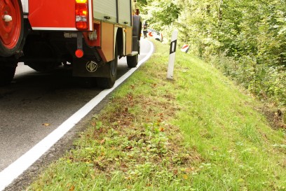 Engelsbrand: Pkw kommt in Kurve von der Fahrbahn ab und kollidiert seitlich mit einem Baum - Fahrer Verletzt