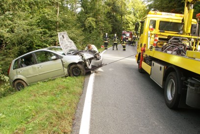 Engelsbrand: Pkw kommt in Kurve von der Fahrbahn ab und kollidiert seitlich mit einem Baum - Fahrer Verletzt