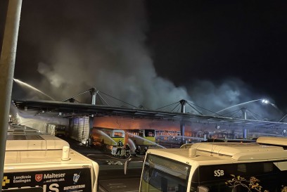 Stuttgart: Brand mehrerer Busse im Busdepot