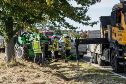 Moetzingen: PKW mit Anhaneger kracht gegen Baum