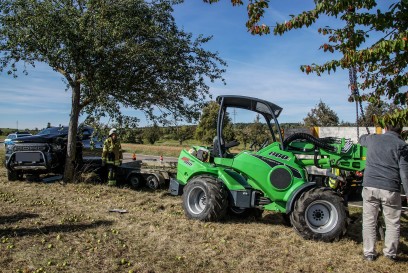 Moetzingen: PKW mit Anhaneger kracht gegen Baum