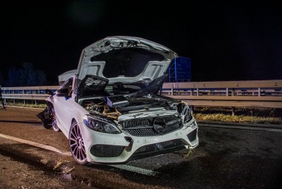 Nufringen: Schwerer Unfall auf der A81 - PKW brennt voellig aus