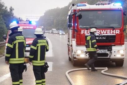 Pforzheim: Lkw-Aufflieger auf der A8 in Vollbrand - Feuerwehr im Einsatz