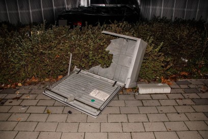Boeblingen: Audi S5 kracht gegen Lagerhalle - Fahrer fluechtig