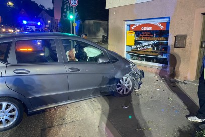 Freiberg: PKW kracht in Hauswand