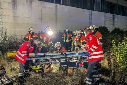 Gaertringen - Rohrau: Schwerer Verkehrsunfall - Einsatzkraefte proben den Ernstfall