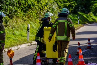 Esslingen-Waeldenbronn: Gefahrgut an der landstrasse gefunden - Feuerwehr im Gefahrguteinsatz
