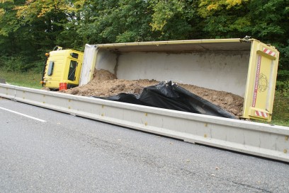 Maulbronn: Lkw mit Erde beladen verunfallt auf der B35 - Dieseltank wird aufgerissen