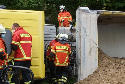 Maulbronn: Lkw mit Erde beladen verunfallt auf der B35 - Dieseltank wird aufgerissen
