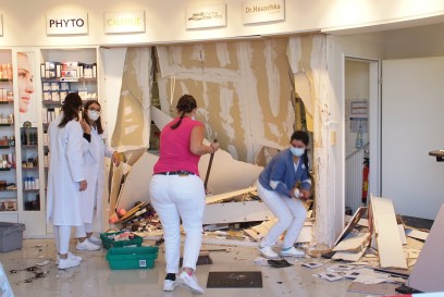 Pforzheim: Pkw faehrt auf Parkplatz eines Einkaufszentrum in Apotheke rein - hoher Sachschaden