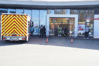 Pforzheim: Pkw faehrt auf Parkplatz eines Einkaufszentrum in Apotheke rein - hoher Sachschaden