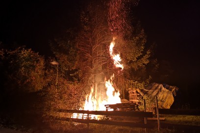 Holzgerlingen: Feuerwehreinsatz wegen brennendem Baum und Holzstapel