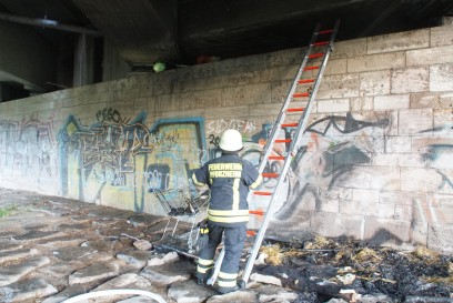 Pforzheim: Im Bereich Obdachlosenheim kam es unter einer Bruecke zu einem Brand - Feuerwehr im Einsatz