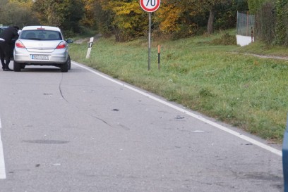 Dietlingen: Pkw kommt von Fahrbahn ab und kollidiert Frontal mit entgegenkommenden Fahrzeug - eine Person toedlich Verletzt