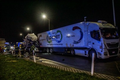 Sindelfingen: LKW rast in Parkplatz - Fahrer stirbt im LKW