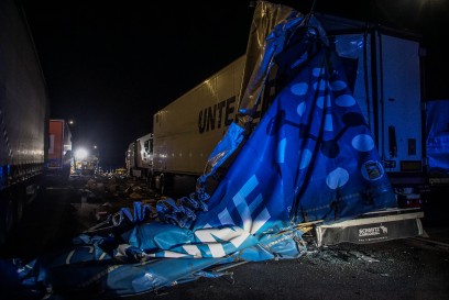 Sindelfingen: LKW rast in Parkplatz - Fahrer stirbt im LKW