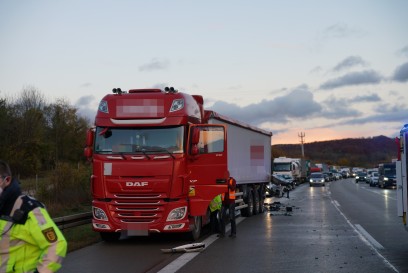 Gruibingen A8: LKW uebersieht Stauende und faehrt auf stehenden LKW auf - Rettungshubschrauber im Einsatz