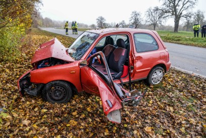 Aichtal-Aich: Mit Pkw gegen Baum geschleudert