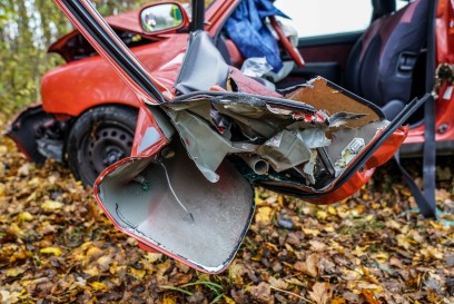 Aichtal-Aich: Mit Pkw gegen Baum geschleudert