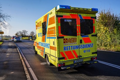Aichwald-Aichelberg: Transporter faehrt gegen Baum – Fahrer verletzt