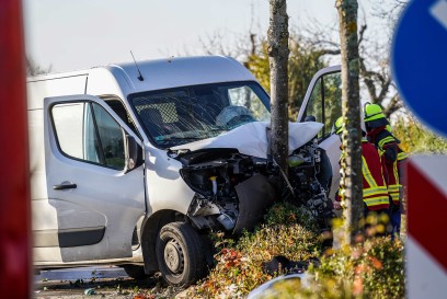 Aichwald-Aichelberg: Transporter faehrt gegen Baum – Fahrer verletzt