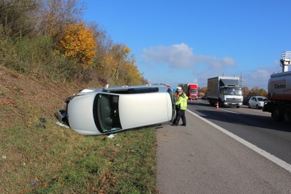 Pleidelsheim: Schwerer Verkehrsunfall auf der A81 - PKW landet auf der Seite