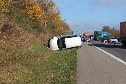 Pleidelsheim: Schwerer Verkehrsunfall auf der A81 - PKW landet auf der Seite