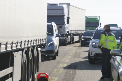 Pforzheim: Auffahrunfall zwischen einem Kleinlkw und Lkw - ein schwer und ein Leicht Verletzter