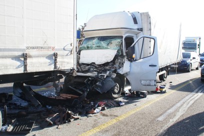 Pforzheim: Auffahrunfall zwischen einem Kleinlkw und Lkw - ein schwer und ein Leicht Verletzter