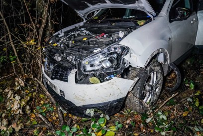 Esslingen-Zell: Wagen kommt von Fahrbahn ab und schiesst 30 Meter Hang im Wald hinunter – Fahrer verletzt