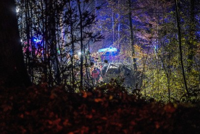 Esslingen-Zell: Wagen kommt von Fahrbahn ab und schiesst 30 Meter Hang im Wald hinunter – Fahrer verletzt