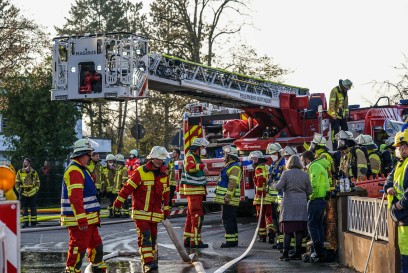 Aichtal-Groetzingen: Gebaeude in Vollbrand - 3 Verletzte