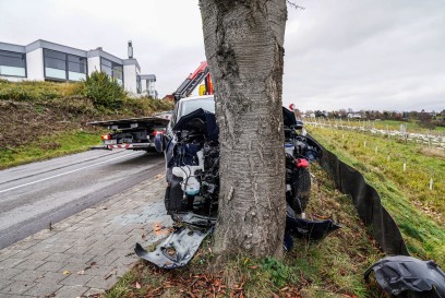 Ostfildern: Toedlicher Verkehrsunfall - Pkw faehrt gegen Baum