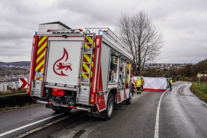 Ostfildern: Toedlicher Verkehrsunfall - Pkw faehrt gegen Baum