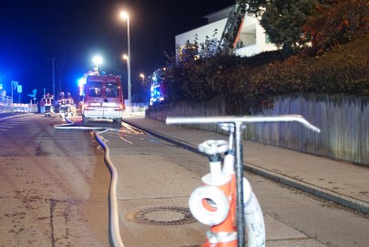 Friolzheim: Radlader auf Baustelle geraet in Brand - Feuerwehr im Einsatz